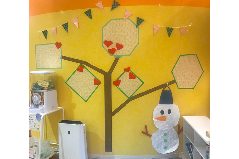 黄色の壁一面にハートの木ができあがります