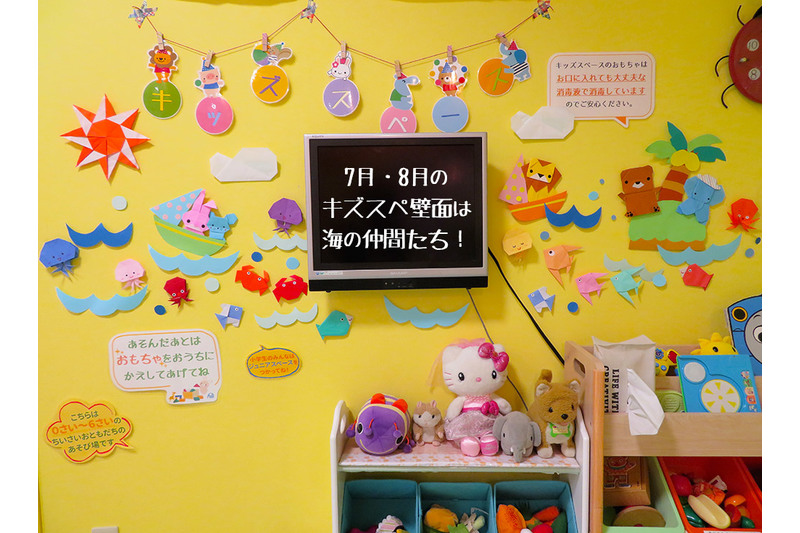 7月8月のキッズスペースの壁面飾り、真夏バージョン